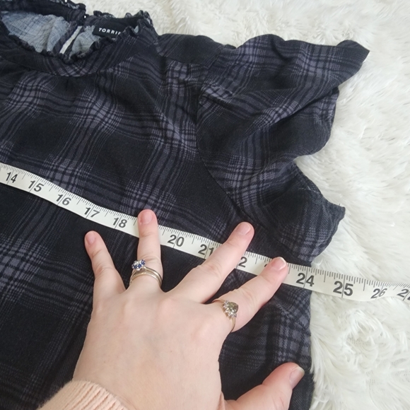 Torrid black plaid keyhole blouse short sleeve top stretch ruffle neck size 1 - Picture 7 of 8